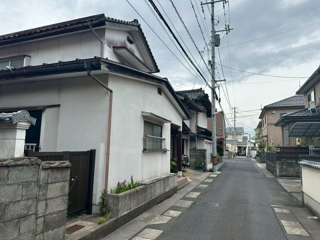 【前面道路含む現地写真】 | 春日町売土地(解体更地渡し) | 前面道路北側から見た土地写真です。
