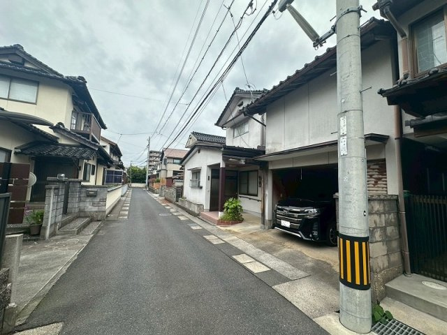 【前面道路含む現地写真】 | 春日町売土地(解体更地渡し) | 前面道路南側から見た土地写真です。