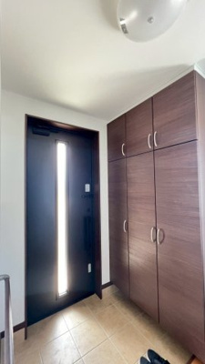 【玄関】 | 北見市東相内町新築住宅 | 太陽光が入り、とても明るい玄関です