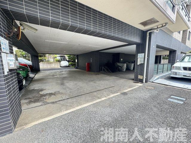 メゾンエクレーレ鎌倉由比ヶ浜の駐車場|車をお持ちの方に嬉しい駐車場付きの物件です
