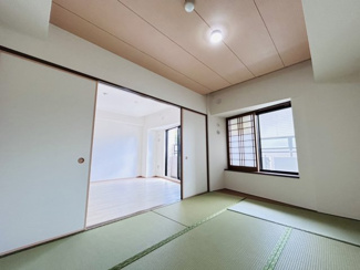 【和室】 | ライオンズガーデン習志野 | 朝日が差し込み心地よい空間を演出。畳の香りが落ち着きを与え、くつろぎの時間をお過ごしいただけます。