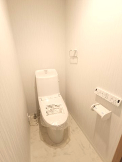 【トイレ】 | ライオンズガーデン習志野 | トイレは新規交換済み、快適な空間です。落ち着いた色合いで毎日心地よく使える空間。