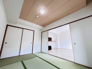 【和室】 | ライオンズガーデン習志野 | 押入れ収納も充実しており、客間やお子様の遊び場としても最適です。和の風情と快適さが調和した一室です。