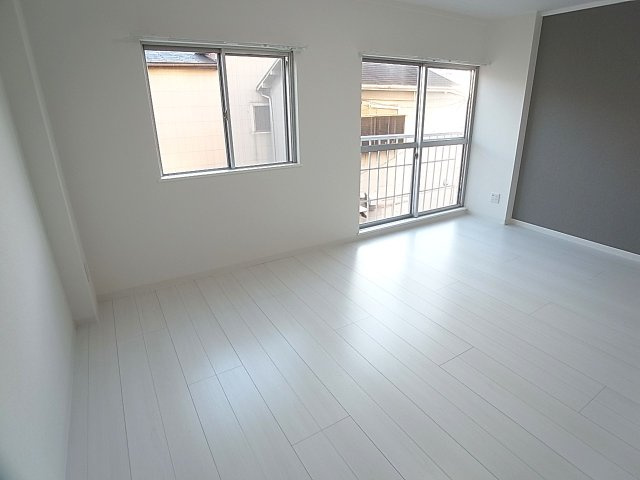 カサブランカビルの居間・リビング|日当たりの良い室内、フローリングも入れ替え済