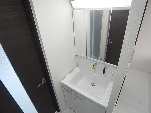 カサブランカビルの洗面所|シャワー付きの洗面台