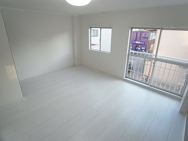 カサブランカビルの内装|窓が多く風通しも良好です