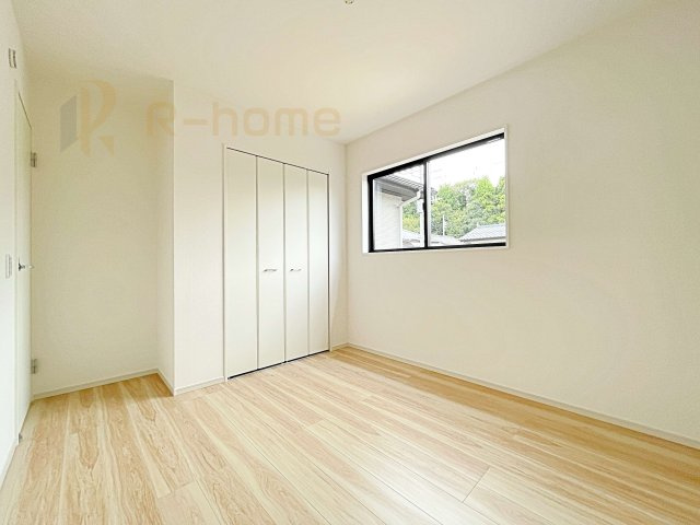 取手市西11期　新築戸建て　1号棟の洋室|どんな部屋家具も合わせやすいシンプルな洋室！
たっぷりの日差しと心地よい風が舞い込む住まい♪