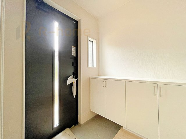 取手市西11期　新築戸建て　1号棟の玄関|気持ちよくご家族やゲストを送迎できる穏やかな雰囲気の玄関♪大きな下駄箱で玄関廻りスッキリ♪