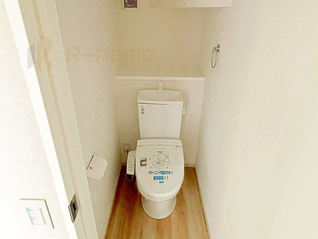 取手市西11期　新築戸建て　1号棟のトイレ|温水洗浄便座付きのトイレ。
トイレが２ヵ所設置で朝の忙しい時間でも安心です。