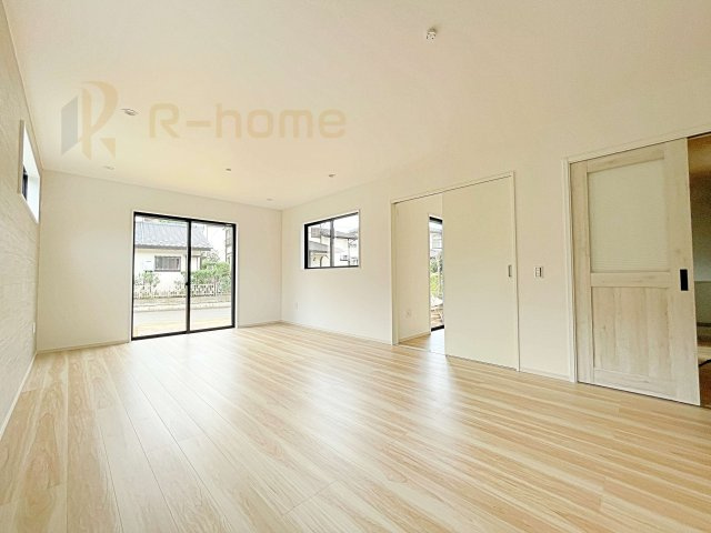 取手市西11期　新築戸建て　1号棟の居間・リビング|たっぷりの陽光が注ぎ込む明るいリビング♪隣接の洋室を開放すると更なる大空間に変身♪