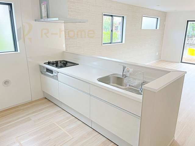 取手市西11期　新築戸建て　1号棟のキッチン|料理をしながら家族とコミュニケーションが取れる対面式システムキッチン。