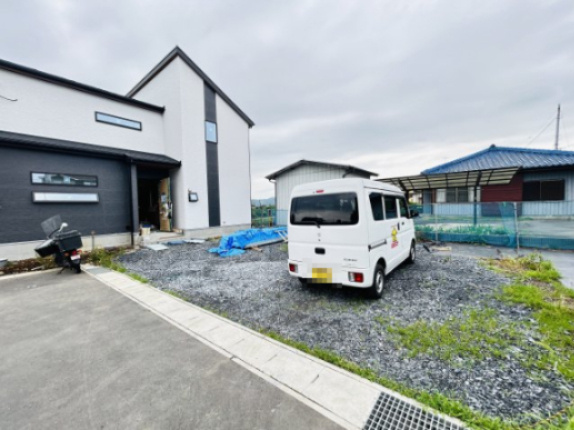 新築　高崎市倉賀野町　3号棟の駐車場|現地写真　 駐車スペース広々！建物北側に並列で3台置けます♪