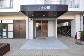 【エントランス】 | お客様を、そして住人を出迎えてくれるマンションのエントランス。ゴミが落ちていないことからも、管理状態の良さや住民の節度の高さが見て取れます。～即日のご見学可能～　お問合せはお気軽にどうぞ。