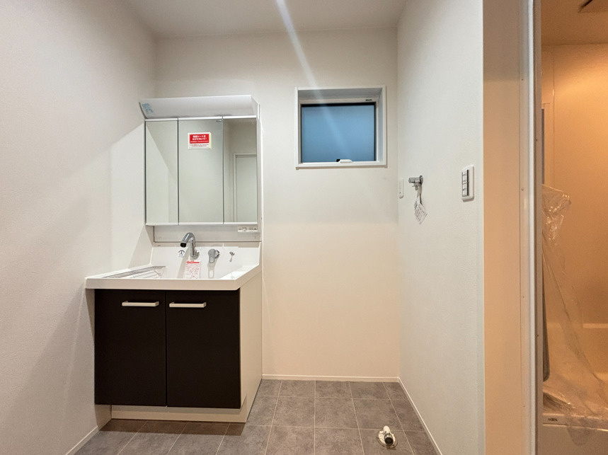 売新築戸建　沼津市東椎路の収納|リビング続きの洋室なので扉を開ければ広々と使えます。収納スペースがしっかり確保されており、部屋を広々と使えます。