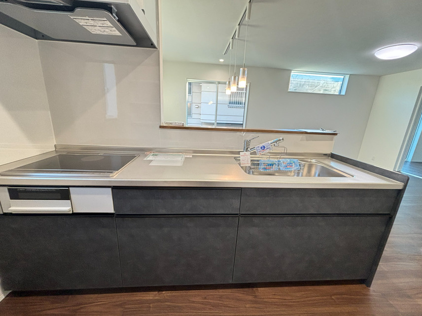 売新築戸建　沼津市東椎路の浴室|窓があるので明るい室内です。お子様と一緒に入っても窮屈さを感じない十分な広さになっています。グレーのタイルが可愛らしいです。