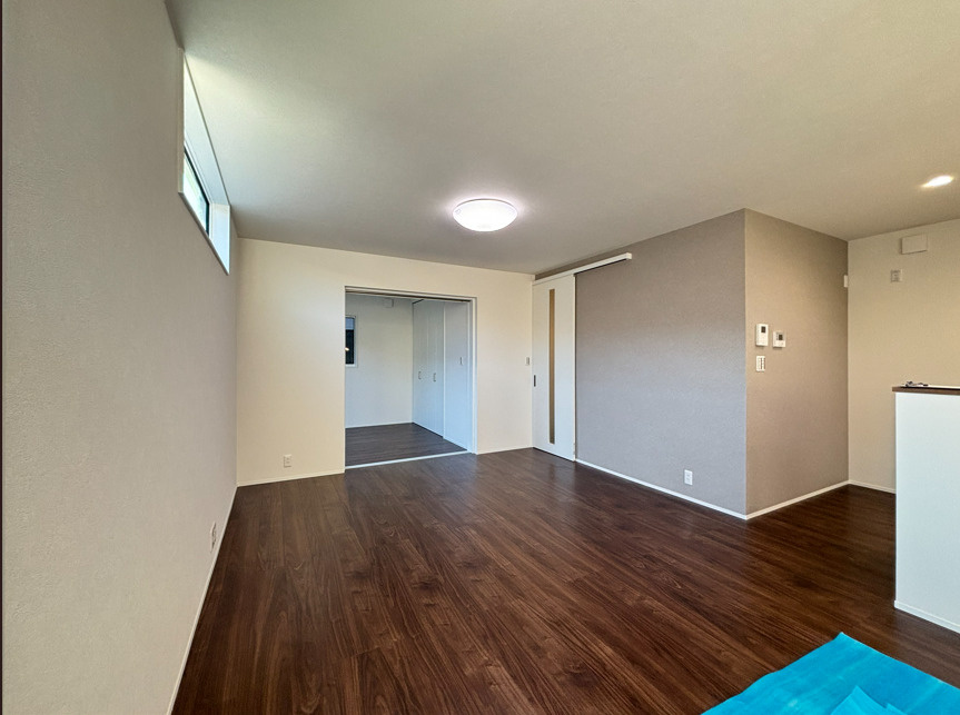 売新築戸建　沼津市東椎路の内装|安全に配慮したかね折れ階段です。階段には手摺があり安心です。