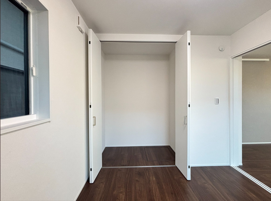 売新築戸建　沼津市東椎路の内装|上部に窓があるので明るくなっています。自然光は温もりがあっていいですね。