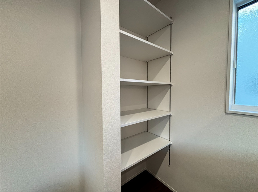 売新築戸建　沼津市東椎路の洋室|家族に嬉しいファミクロがあります。洗濯後の動線がスムーズで、面倒な片付けもラクラクおこなえます。