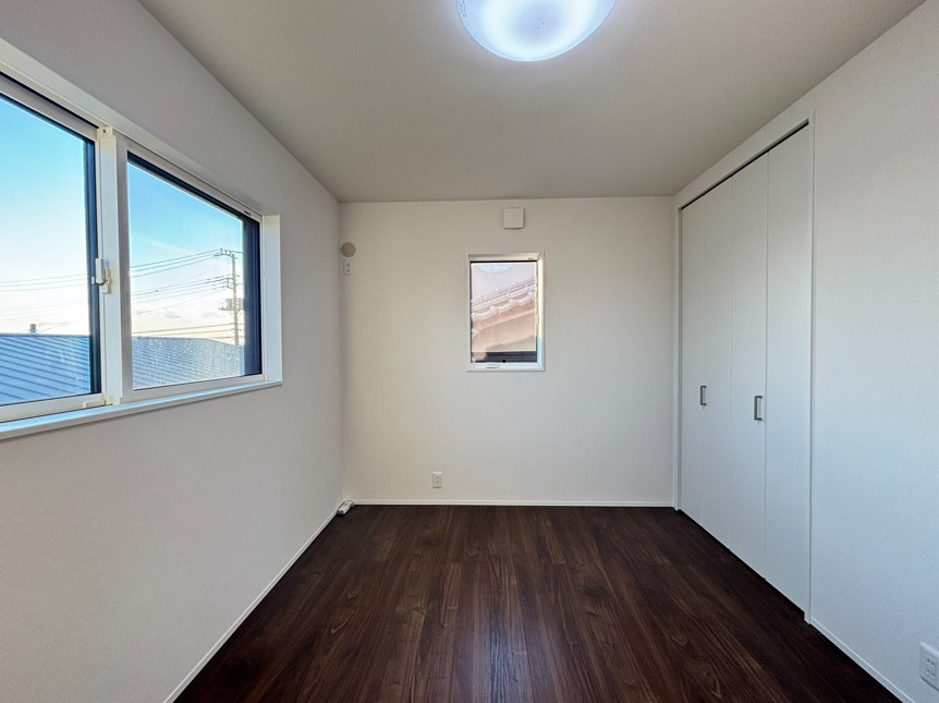 売新築戸建　沼津市東椎路の洋室|大きな窓があるので部屋にやわらかな陽光が注ぎます。収納スペースがしっかり確保されており、部屋を広々と使えます。