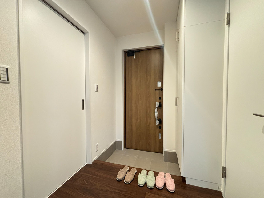 売新築戸建　沼津市東椎路の玄関|備え付けのシューズボックスがあるので収納がたっぷりあります。靴をしまって玄関をすっきりと使えます。