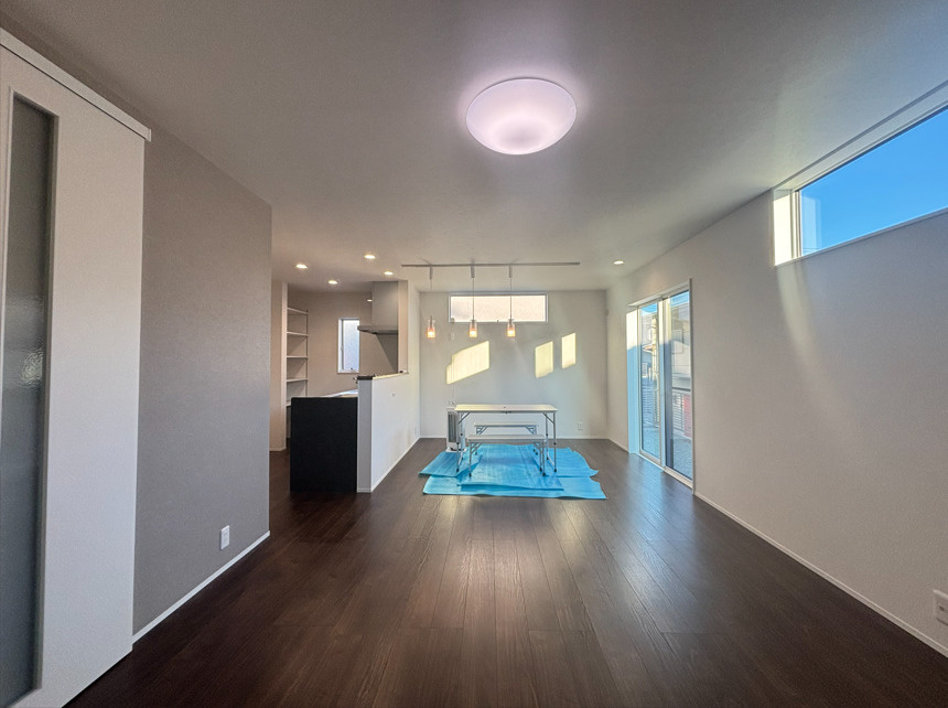 売新築戸建　沼津市東椎路のキッチン|カウンターキッチンなので会話をしながら楽しくお料理出来そうですね。ＩＨクッキンヒーターで火を使わないので安全です。