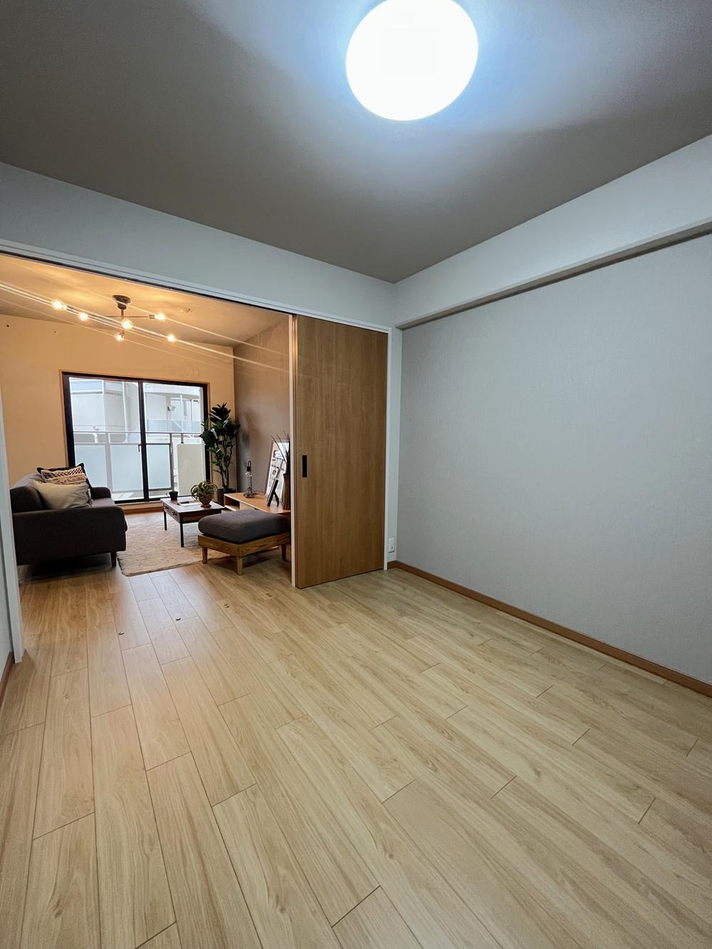 ステイツ南楠葉の内装|リビング横の洋室
■物件内覧・資金計画相談・住宅ローン相談、リフォーム相談、お問合せ受付中■
※当日・翌日のご内覧、ご相談はお電話でのお問合せがスムーズです！