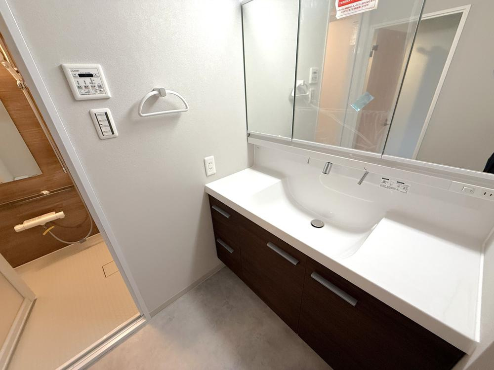 ステイツ南楠葉の独立洗面台|シャワー付き洗面化粧台
■物件内覧・資金計画相談・住宅ローン相談、リフォーム相談、お問合せ受付中■
※当日・翌日のご内覧、ご相談はお電話でのお問合せがスムーズです！