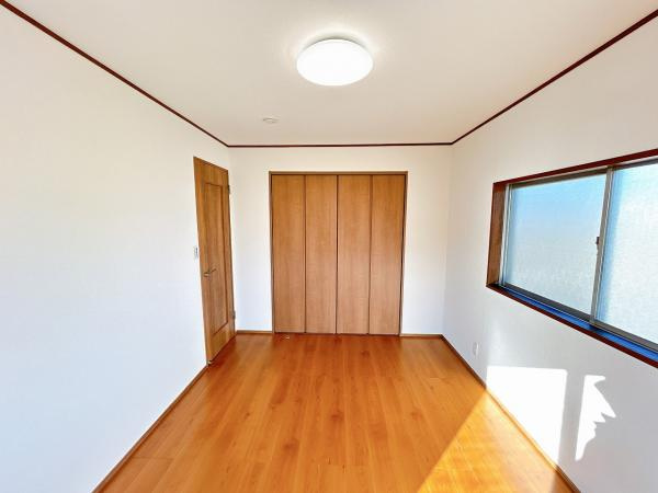 つくば市森の里　中古戸建ての洋室|2面窓の風通しの良い洋室です♪差し込む暖かな陽当たりで、室内がくつろげる空間に早変わりです♪大きなスペースがあり、収納には困りません
