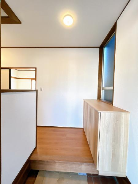 つくば市森の里　中古戸建ての玄関|気持ちよくご家族やゲストを送迎できる穏やかな雰囲気の玄関♪大きな下駄箱で玄関廻りスッキリ♪