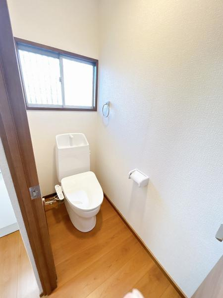 つくば市森の里　中古戸建てのトイレ|小窓が付いた明るいトイレ♪
温水洗浄便座付きです。温水洗浄便座付きのトイレ。
