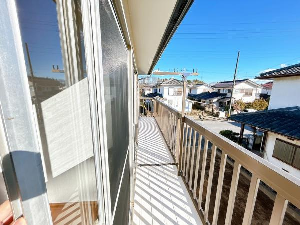 つくば市森の里　中古戸建てのバルコニー|お布団やラグなどの大きな物も干しやすい広々としたバルコニー！忙しいご夫婦も大満足♪