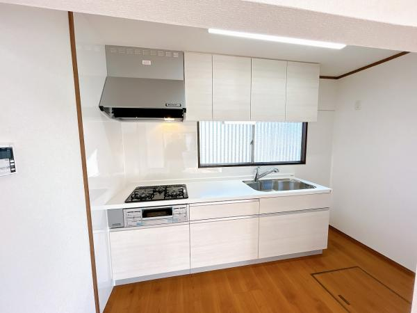 つくば市森の里　中古戸建てのキッチン|お料理しやすいキッチンです料理をしながら家族とコミュニケーションが取れる対面式システムキッチン。