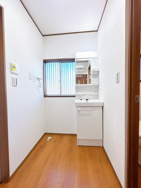 つくば市森の里　中古戸建ての独立洗面台|清潔感溢れる洗面台。洗剤や歯ブラシなどもすっきり収納できます♪