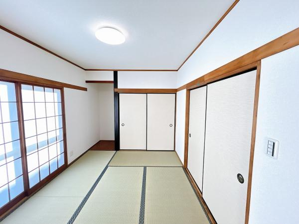 つくば市森の里　中古戸建ての和室|1階洋室はゲストルーム、キッズスペースとしても利用可能♪
開放してリビングと繋げればゆとりの大空間！こちらの居間で趣味の時間をお楽しみください