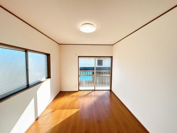 つくば市森の里　中古戸建ての洋室|どんな部屋家具も合わせやすいシンプルな洋室！
たっぷりの日差しと心地よい風が舞い込む住まい♪