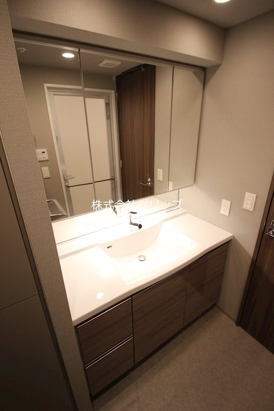 ドゥーエ横濱鶴見の独立洗面台