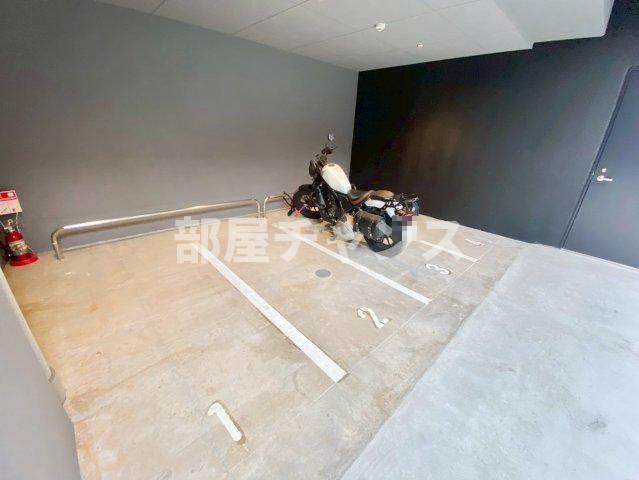ディアレイシャス名駅WESTの駐車場