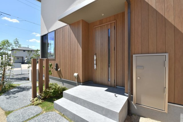 総社市門田11号棟の玄関