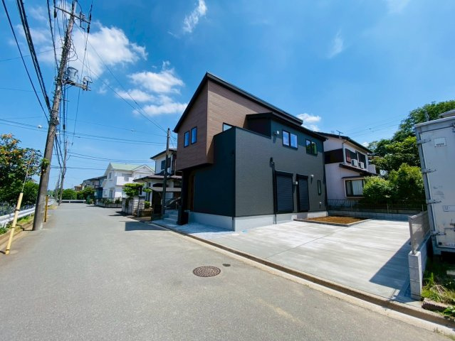 八街文違２４－１期　新築戸建て　１号棟の前面道路含む現地写真