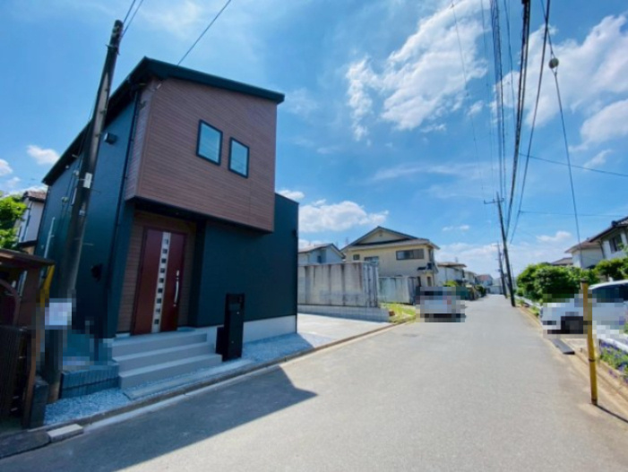 八街文違２４－１期　新築戸建て　１号棟の前面道路含む現地写真