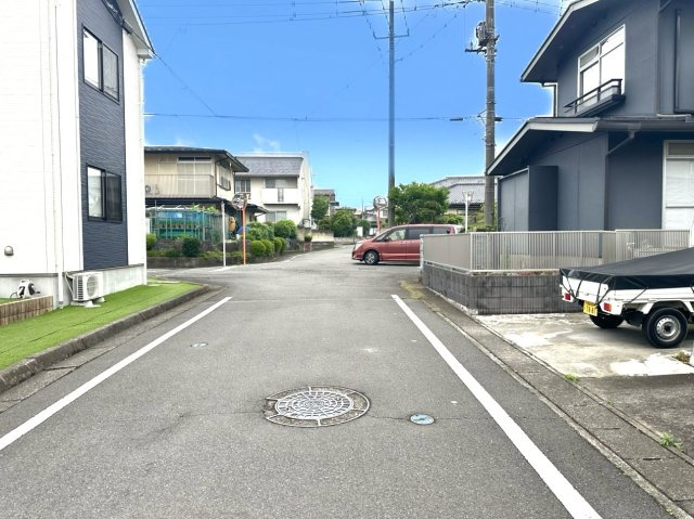 【中古戸建】高崎市箕郷町上芝の前面道路含む現地写真|■外観