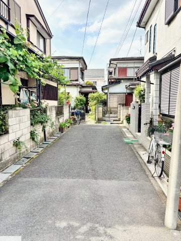 久喜市栗原１丁目　売地の前面道路含む現地写真|日当たりも良く、落ち着いた雰囲気の住宅街です。