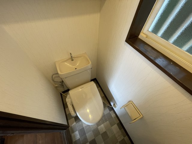 浅見邸　細草のトイレ