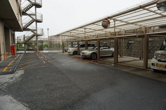 メゾン・ド・エレーヴ唐国の駐車場|駐車場に車を止められます
