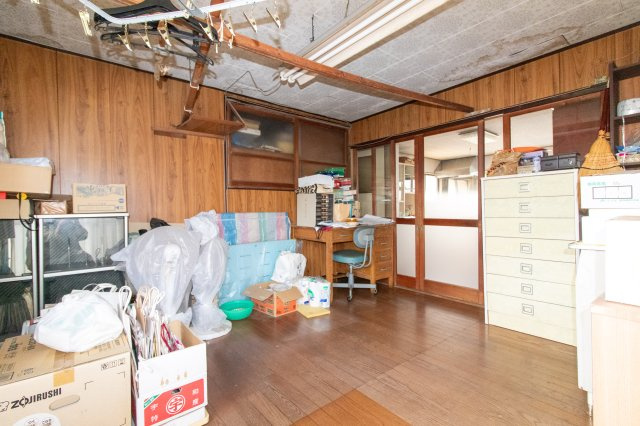 足利市高松町の中古一戸建の洋室|季節物などの収納部屋としてもご活用できますね！