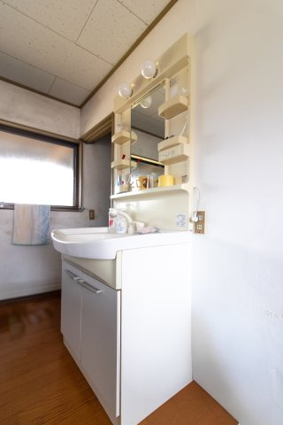 足利市高松町の中古一戸建の独立洗面台|シャワー水栓は引き出し可能で、シャンプーや手洗い洗濯などをスムーズに行うことができます！