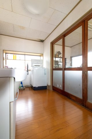 足利市高松町の中古一戸建の脱衣所|広い洗面所や脱衣所は、家事の効率化やご家族全員の快適性を高めます(^^)