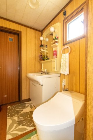 足利市高松町の中古一戸建のトイレ|掃除の手間が少なく、節水効果を期待できるタンクレストイレです(^ ^)