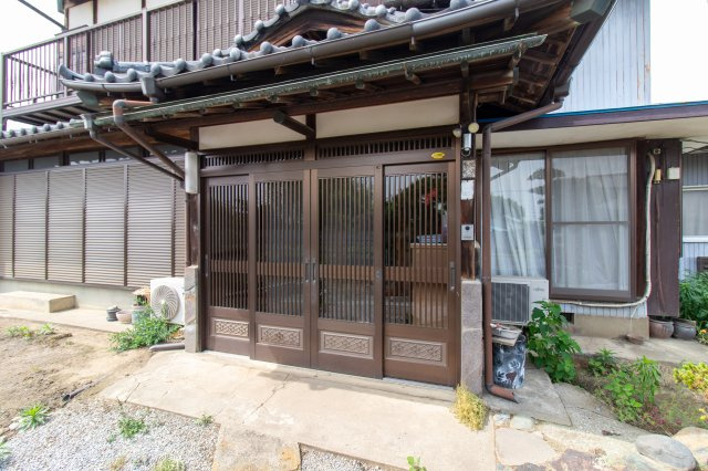 足利市高松町の中古一戸建の玄関|横にスライドさせるだけで開けられるため、荷物を持っていてもその場から動かずにドアを開けることができます！