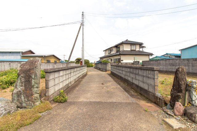 足利市高松町の中古一戸建の前面道路含む現地写真|周辺交通量も少なく、閑静な住環境です(^ ^)
